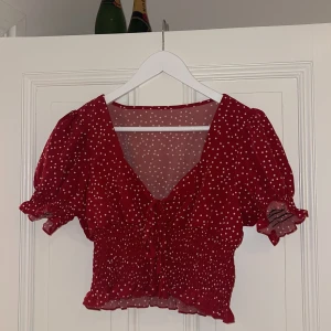 Topp - Söt prickig topp från Shein, storlek M. 50kr+frakt 