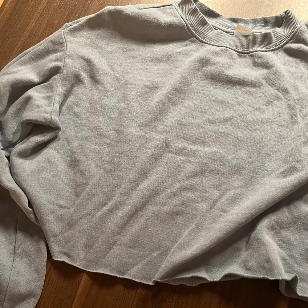 säljer en blå långärmad tröja som är croppad i storlek S! 20kr+ frakt!. Neuletakit & Villapaidat.