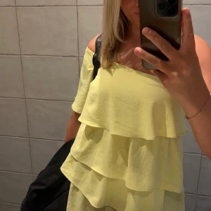 Zara klänning - Säljer min superfina, slutsålda klänning från zara! Storlek M men skulle säga att den passar allt mellan xs-M 💘🧸