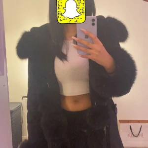 Jacka  - Säljer min syrras ”Fatima jacka” i storlek M men passar även S, det finns inga skador på jackan. Äkta päls. Ny 4000kr 