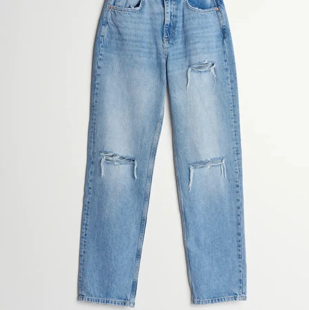 Säljer dessa jeans, köpta på Gina tricot för 500💋 Säljer eftersom att de inte kommer till andvänding längre! Jätte fint skick då de bara är andvända ungefär 3 gånger. Storlek 34 men skulle säga att de passar som 36or med!❤️❤️. Jeans & Byxor.