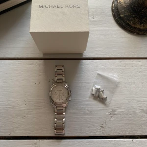 Klocka från Michael kors - Superfin klocka sparsamt använd från Michael kors 