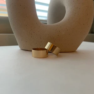 Guldiga ringar - 2 guldiga ringar som är oanvända💕 Frakt 13kr💕💕