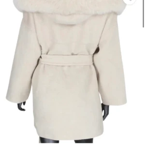 Furstockholm kappa - INTRESSEKOLL! Osäker om jag vill sälja denna jacka men tänkte kolla om nån skulle vara intresserad🤍köpt för 1999:-, har ett väldigt litet fimphål på ena armen därav intressekollen ((äkta päls)) den är även ljusare i dagsljus 