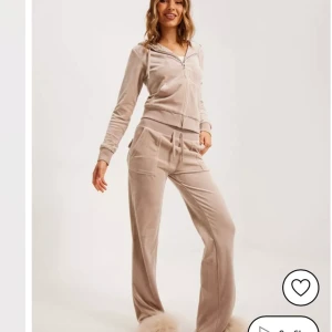 Juicy byxor  - Hej! Tänkte bara kolla ifall någon är intresserad av mitt Juicy sett? Har både tröjan och byxorna. Byxor: XS Tröja: S ✨