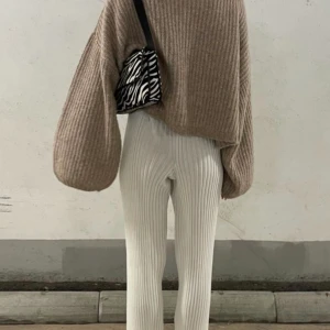 Ribbstickade byxor NAKD - Säljer mina Ribbstickade byxor från nakd stl M. Matrialet är viscose och polyamide. Långa på mig som är 177. Köpta för 489 men säljer för 200🥰