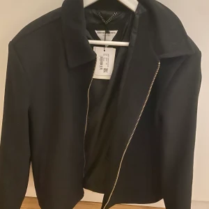 BOTTEGA VENETA jacka strl M - använd ett fåtal gånger och är i ett mycket bra skick.