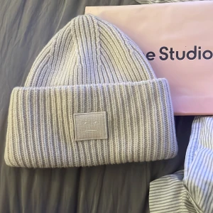 Acne mössa - Använd fåtal gånger, nypris runt 1100kr. Säljer då jag köpt andra mössor och denna inte kommer till användning 