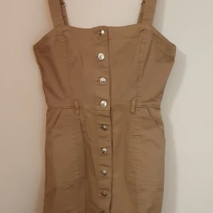 Denim klänning - Denim klänning i byxdress-stuk, använd ~2 gånger, från H&M och nyskick