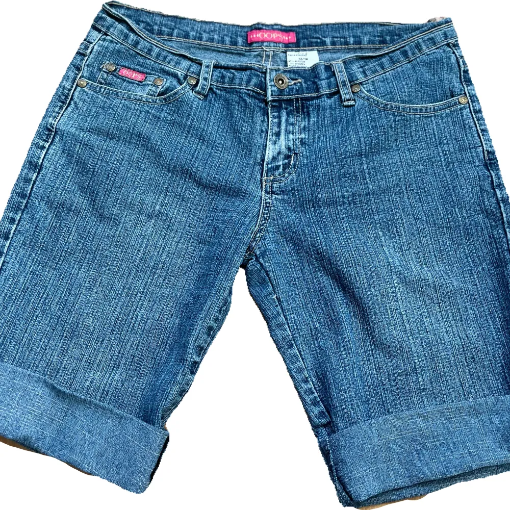 Ett par väldigt snygga blåa baggy jeansshorts men coolt tryck på bakfickorna.  De är i bra skick och märket är oop’s. Kan mötas upp i Stockholm eller frakta då köparen står för frakten💞. Shorts.