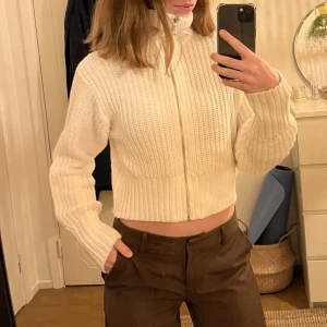 Stickad ziptröja - Säljer denna stickade tröja från ginatricot. Använd några gånger och i väldigt fint skick. Köparen betalar frakten men självklart väljer du vilken frakt du vill ha. 🧡