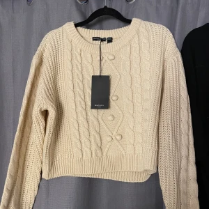 Stickad tröja  - säljer denna super fina stickade tröja som är helt ny. Köpte den på asos för 399kr. Säljer den nu för 80kr. en tröja som är perfekt nu till vintern! Stolek L men mer som en M skulle jag säga! 