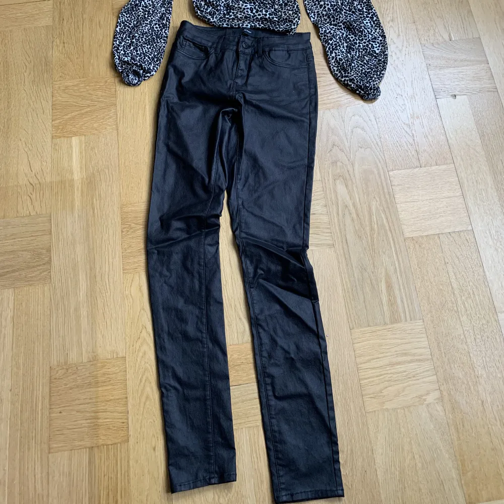 Svart skinnbyxor från Vera Moda slim fit strl xs. Obetydligt använda . Jeans & Byxor.