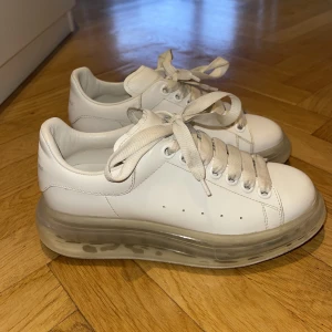 Vita Alexander McQueen skor storlek 36,5  - Vita Alexander McQueen skor köpta på Mytheresa (låda finns). Nypris: 3400 kr (pris kan diskuteras). Använd fåtal gånger, skosnörena är lite smutsiga men går säkert bort om man tvättar dom. Säljs pga att jag inte använder dem längre. Djur & rökfritt hem.