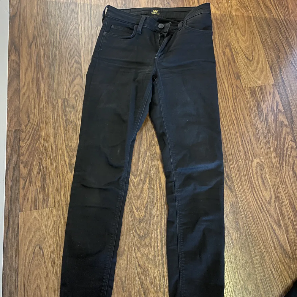 Svarta raka jeans ifrån lee, fint skick! . Jeans & Byxor.