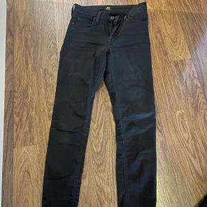 Jeans från lee  - Svarta raka jeans ifrån lee, fint skick! 