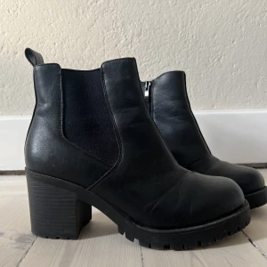 Svarta ankel boots med klack - Svarta ankelboots med klack. Använda, men i relativt gott skick! Väldigt snygga, men inte så praktiska nu när jag springer efter en tio månaders bebis hela dagarna :) 