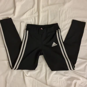 Adidas byxor - Säljer nu dessa Adidas byxor! Bra skick och super för träningen!