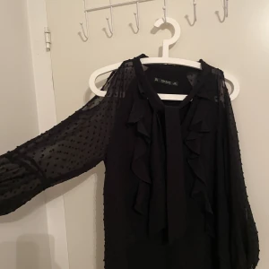 Oanvänd fin klänning  - Oanvänd fin klänning, öppna axlar med lång ärm. 