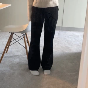 Kostymbyxor - Dessa svarta kostymbyxor från vero moda, väldigt skönt material. Köpta här på Plick men passade inte tyvärr