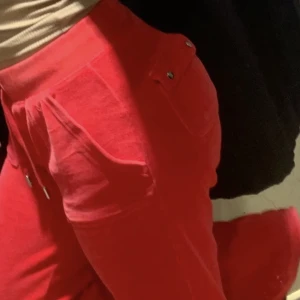 . - Säljer mitt röda juicy set för jag vill köpa en annan färg. De e knappt andvänt och både tröjan o byxorna e i storlek xs. ( är inte ansvarig om postnord tappar bort de)