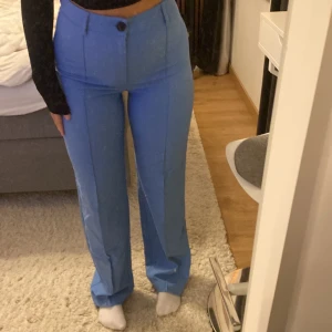 Pull&Bear kostymbyxor  - Jag säljer mina blåa kostymbyxor med från pull&bear då dom inte kommit till användning, använt 1 gång 💕stretchigt material och super fin färg!! Bra i längden, jag är själv 1,63 ungefär 💕 vid intresse hör av er till mig 💕 köparen står för frakten!!!