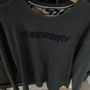 Burberry sweatshirt i xl den passar mig som har S, skulle inte säga det är en xl över huvudtaget. 