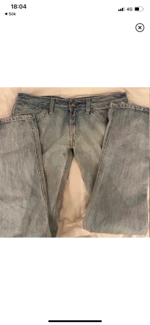 Lågmidjade jeans - Lågmidjade jeans från replay i rak modell! Sitter som en 36/38 ungefär , midjemått 80 innerben 76💗Skriv för fler bilder!!