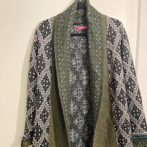 Supergosig kappa från indiska  - Nästan aldrig använd kofta från indiska , Normal passform, lite längre och mjuk i tyget!