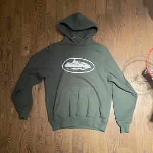 Corteiz Hoodie - En grön over-sized hoodie från corteiz. Lite för stor för min smak (jag är small) men passar fortfarande bra. Nästan aldrig använd pga att jag inte gillar passformen, inga defekter. Skriv till mig innan du köper eller om du vill ha fler bilder!