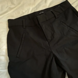 Kostymbyxor  - Kostymbyxor från veromoda. Bra kvalite och bra skick. Midwaisted, ganska slim, slutar vid anklarna (på mig 160cm)  Se bild två för pressvecken vid slutet av byxorna. 