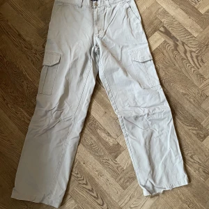 baggy cargo byxor  - baggy cargo byxor grå  storlek M