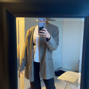 Rutiga jacka - Säljer nu min rutiga jacka som tyvärr inte är min stil längre. Den sitter perfekt på mig som är 168 cm. Skriv privat för fler bilder💓