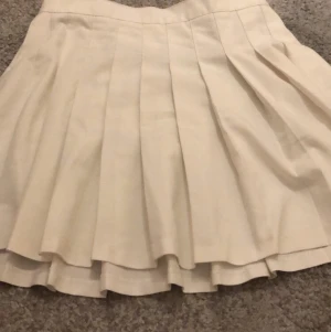 Tenniskjol - Tryck inte på köp nu!! Skriv först. Jättegullig tenniskjol som man kan ha till typ allt. Perfekt att ha med en collegetröja!! Storlek 38 men passar även mig som har storlek 34/36