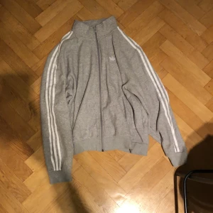 Adidas fleece tröja - Grå adidas originals fleece tröja i strl M, rkt fet