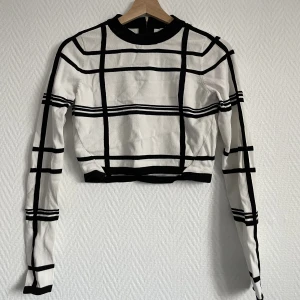 Långärmad  - En tjock långärmad med ett svart vitt mönster och en drag kedja på ryggen  Crop top 