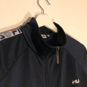 FILA tröja storlek L - FILA tröja storlek L  Hämtas i Malmö eller skickas mot porto!