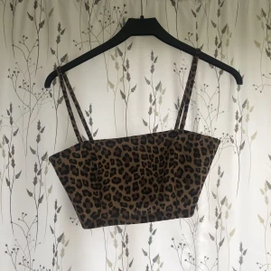Leopardtopp  - Topp från HM i leoparsmönster, superfint skick endast använd 1 gång 