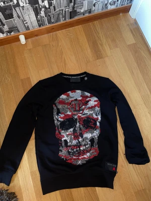 Philipp Plein tröja - Philipp Plein tröja i S som passar M. Köpt för 3 år sen men använt Max 3-4 gånger. Skick 9/10. Pris 1000kr men kan diskuteras! Swish tas o möts även upp i Borås! 