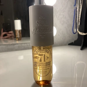 Brazilian Crush Cheirosa 71 - Säljer denna slutsålda Body & hair mist från Sol de Janerio då jag tyvärr inte tyckte om doften. Har bara använt 3-4 sprut 🥰