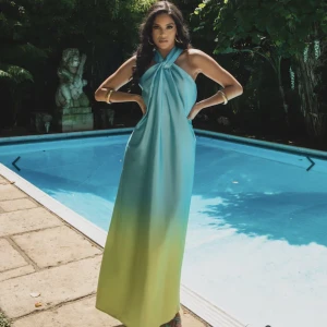 Långklänning  - Helt ny långklänning med halterneck från foreverunique Passar även S