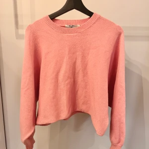 Cropped knitted sweater - Rosa/korallfärgad tröja från NAKD som inte finns kvar i deras sortiment. Något kortare i modellen. Inköpspris: 379kr. Är använd endast 1 gång. Storlek M