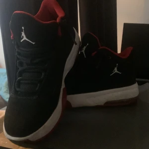 Ett par Jordans svart/röd storlek 38 - De är så jättebra skick. Helt oanvända.Till för utomhus.det är till både tjej & kille