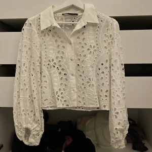 Zara blus - Så snygg blus från Zara. Lite kortare i modellen så perfekt till sommaren när man är brun😍 