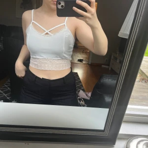 Vit linne - Detta vita linne är från SHEIN i storlek M, säljer denna för 50kr!