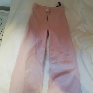 Ljusrosa jeans  - Köpte de från Sellpy men de var för små. De har några fläckar på baksidan, går säkert att tvätta bort. Känns mer som 34 i storlek. Frakt inkluderad på 49 kr
