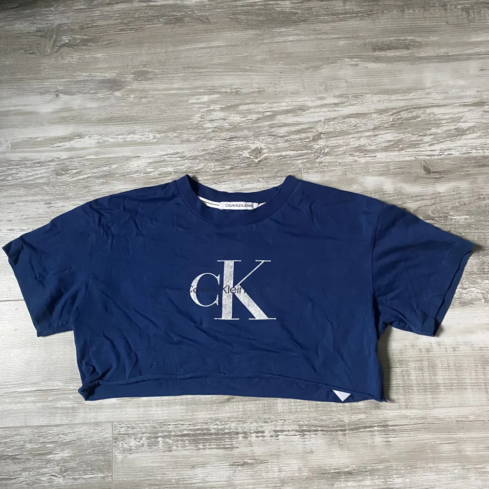 Marinblå croppad Calvin Klein T-Shirt. Storlek S. 100kr plus frakt.. T-shirts.