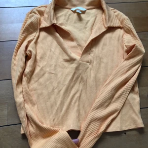Orange tröja - Orange tröja, köpt från h&m, men aldrig använd. Frakt tillkommer på 50kr.
