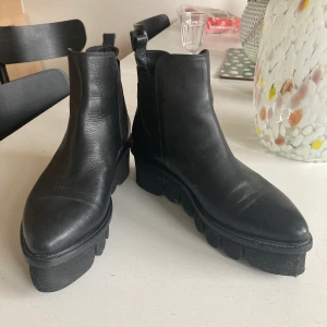 Skor  - Nude skor i skinn sparsamt använda i st 38 