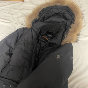 Hollies - Säljer min knappt använda hollies jacka, nypris ligger på 4500